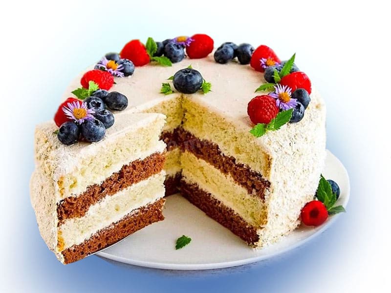 Бисквитный торт на тарелке