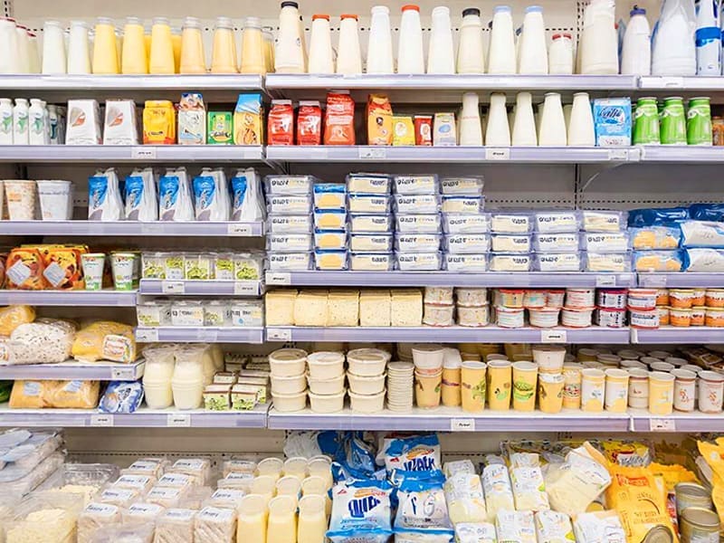 Молочная и кисломолочная продукция на полках магазина